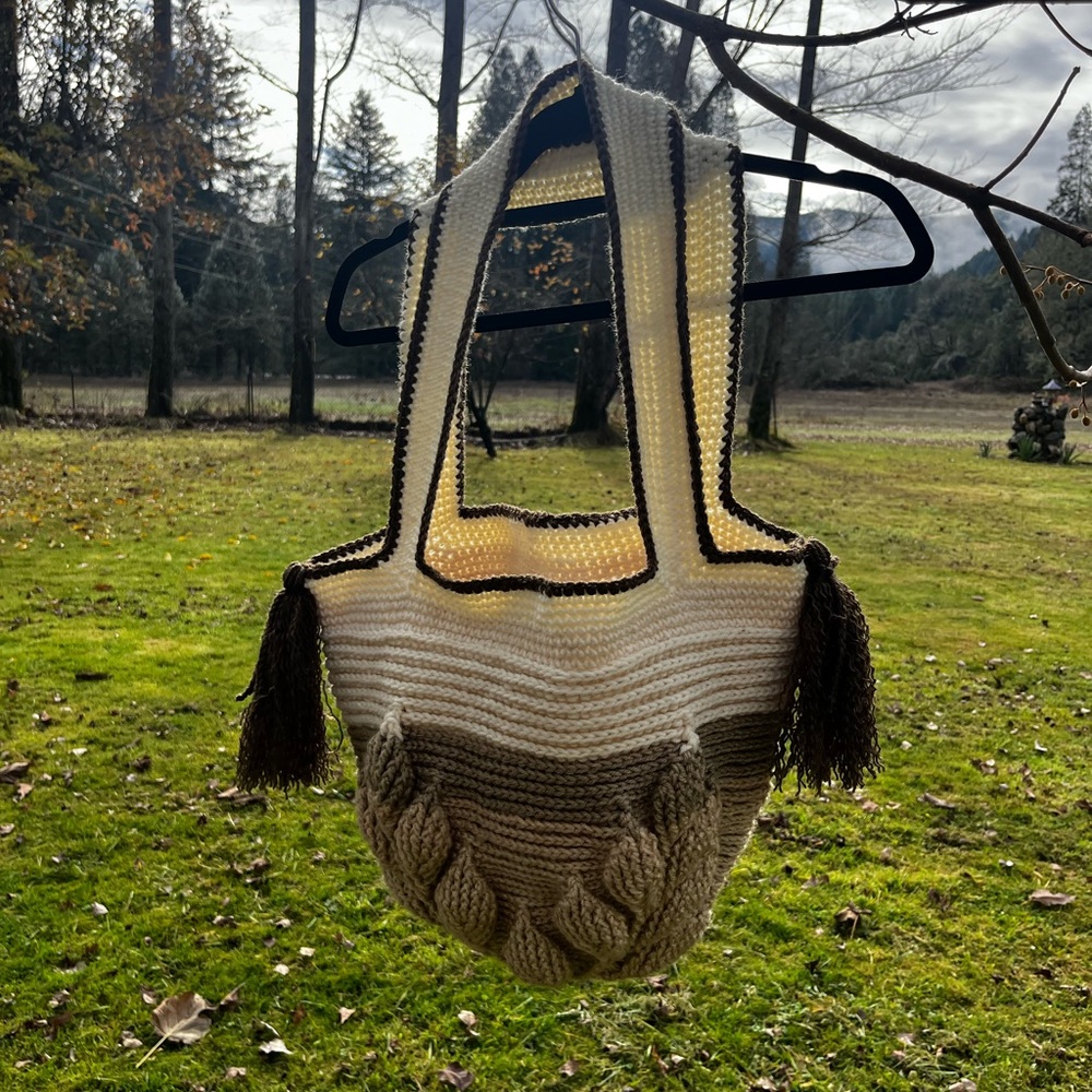 Elegant Knit Shoulder Bag in Brown and Cream
